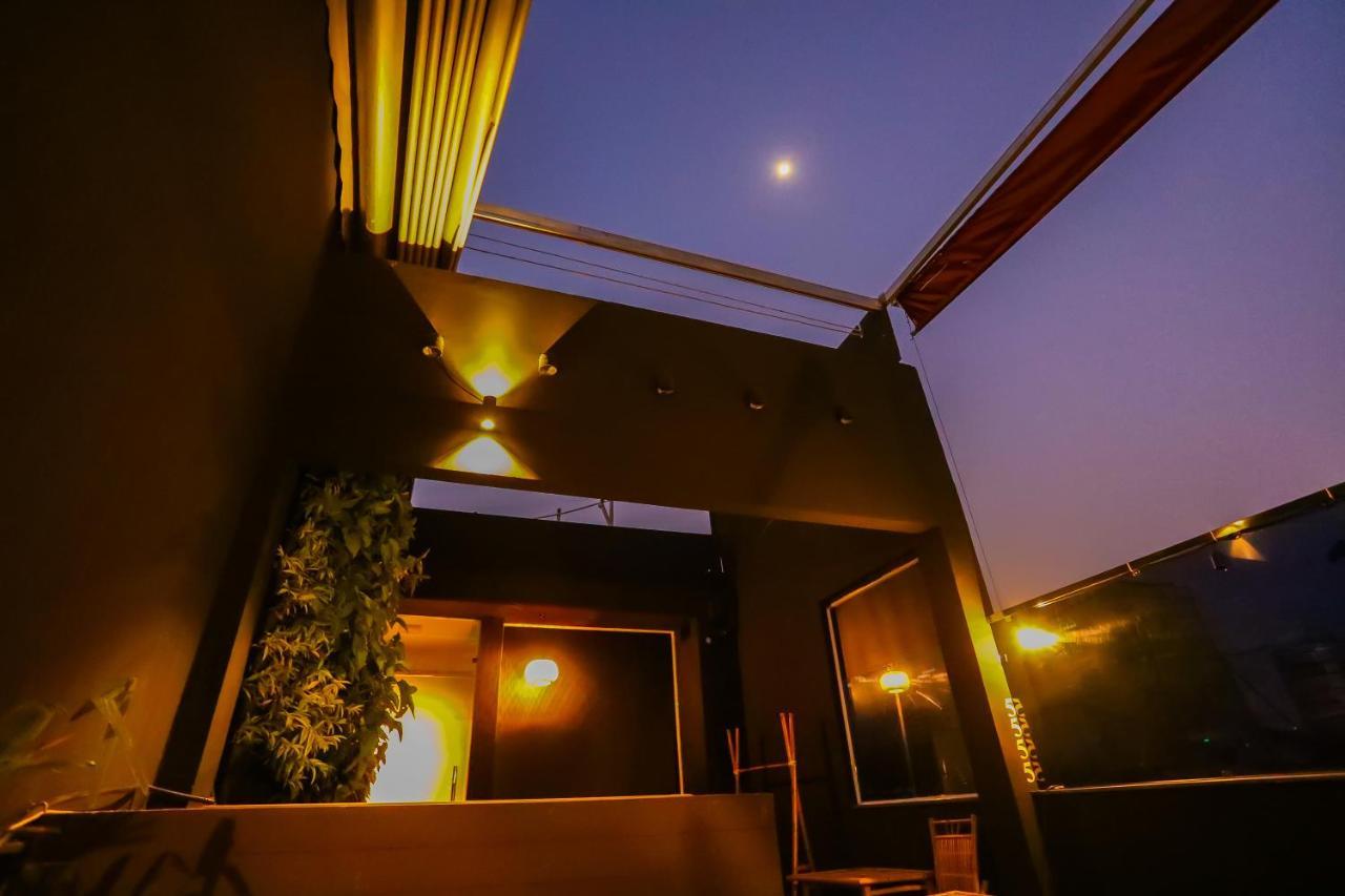 Lồng đèn đỏ Khách sạn tình yêu